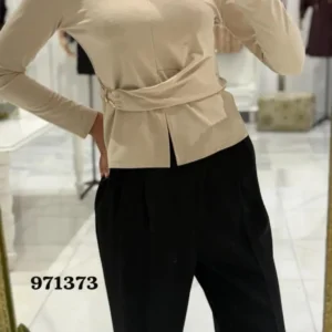 Camiseta beige con adorno dorado