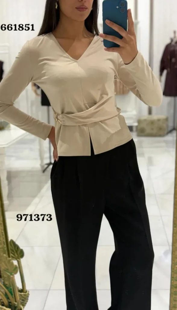 Camiseta beige con adorno dorado