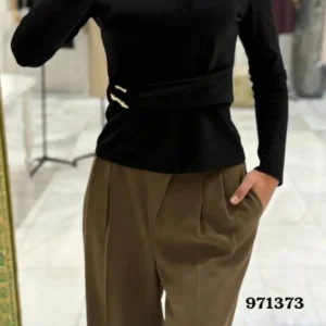 Camiseta negra con adorno dorado