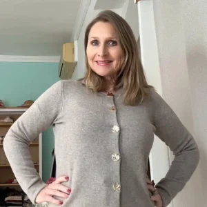 Rebeca color topo con botones joya