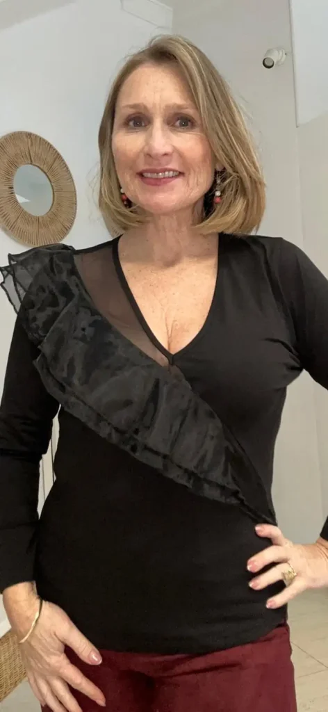 Camiseta negro con detalle volante
