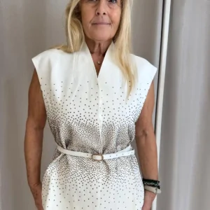Chaleco blanco con delicados puntos dorados de acabado brillante