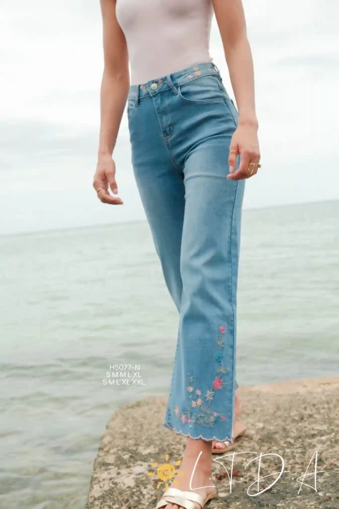 Pantalón vaquero bordado tiro alto