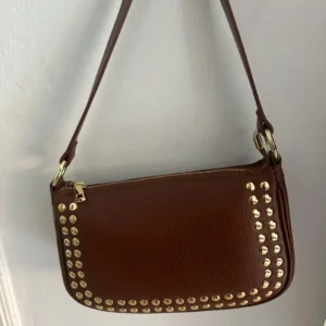 Bolso de piel marrón con tacuelas
