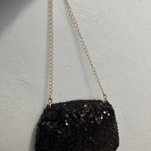 Bolso de fiesta negro con lentejuelas y cadena dorada