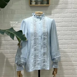 Blusa Romántica Azul Cielo con Encaje Bordado