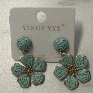 Pendientes de rafia en forma de flor