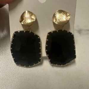 Pendientes dorados con colgante negro