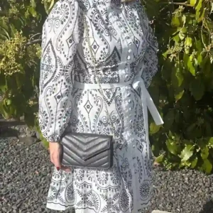 Vestido camisero blanco con bordado en azul marino