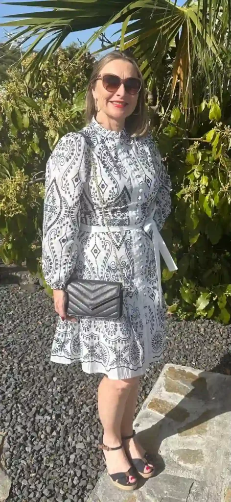 Vestido camisero blanco con bordado en azul marino