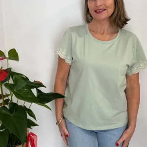 Camiseta  básica verde con bordado