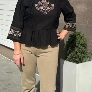PANTALON VAQUERO BEIGE CON DETALLE ÉTNICO EN EL BAJO